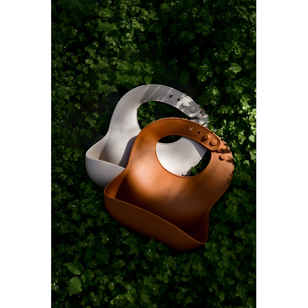 Mikk-Line Silikone Hagesmæk (2 Pak) Tableware WhiteSwan/Brownsugar