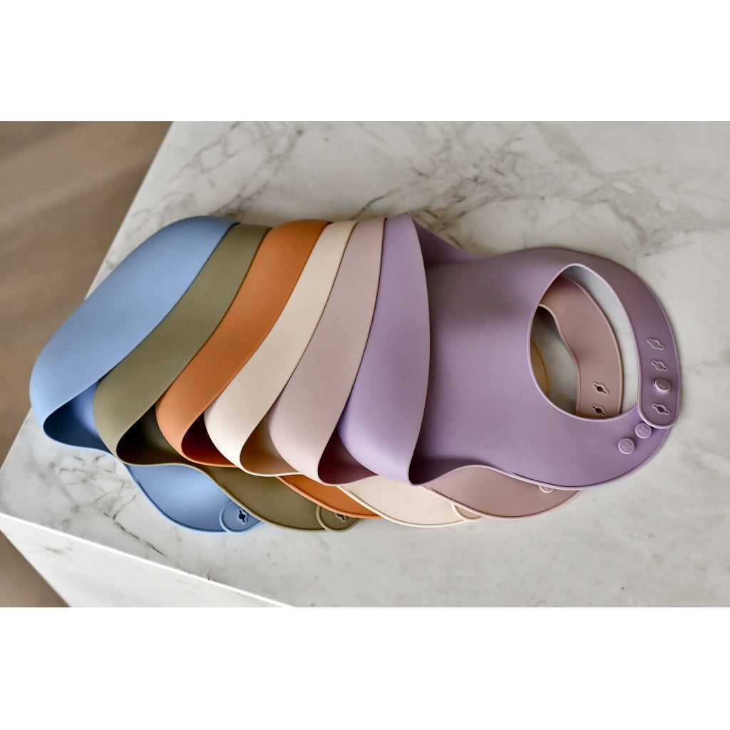 Mikk-Line Silikone Hagesmæk (2 Pak) Tableware WhiteSwan/Brownsugar