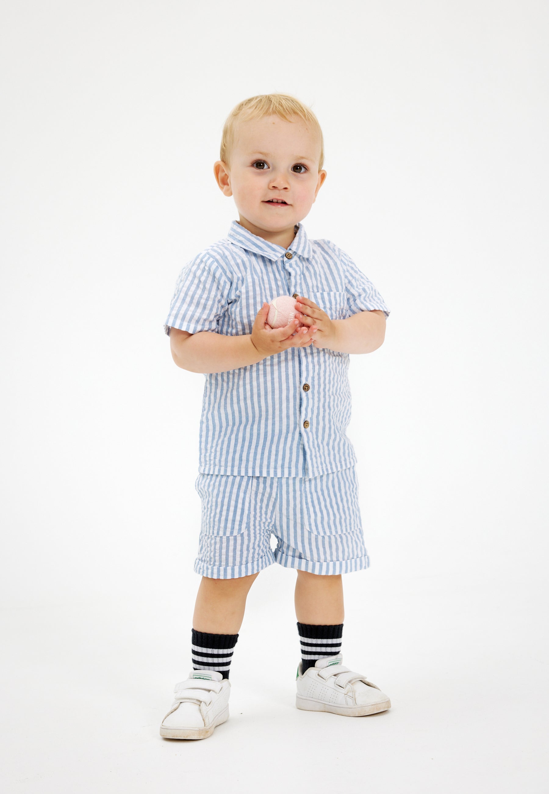 Shop tøj til baby drengen fra 0-4 år. Her hos THE NEW siblings finder du bl.a. nye styles fra Autumn23 kollektionen