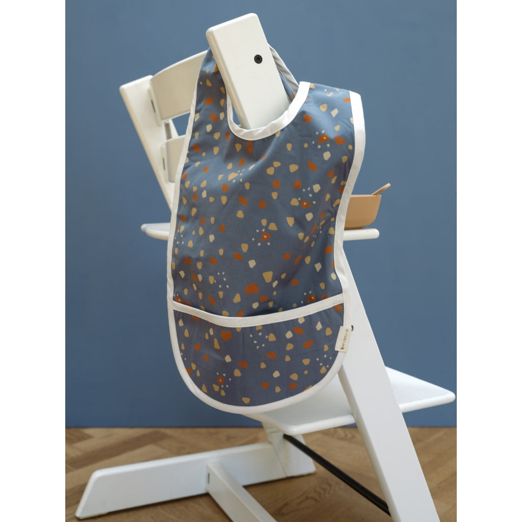 Fabelab Cross Back Bib - Cobblestone Hagesmække og savlesmække Blue Spruce
