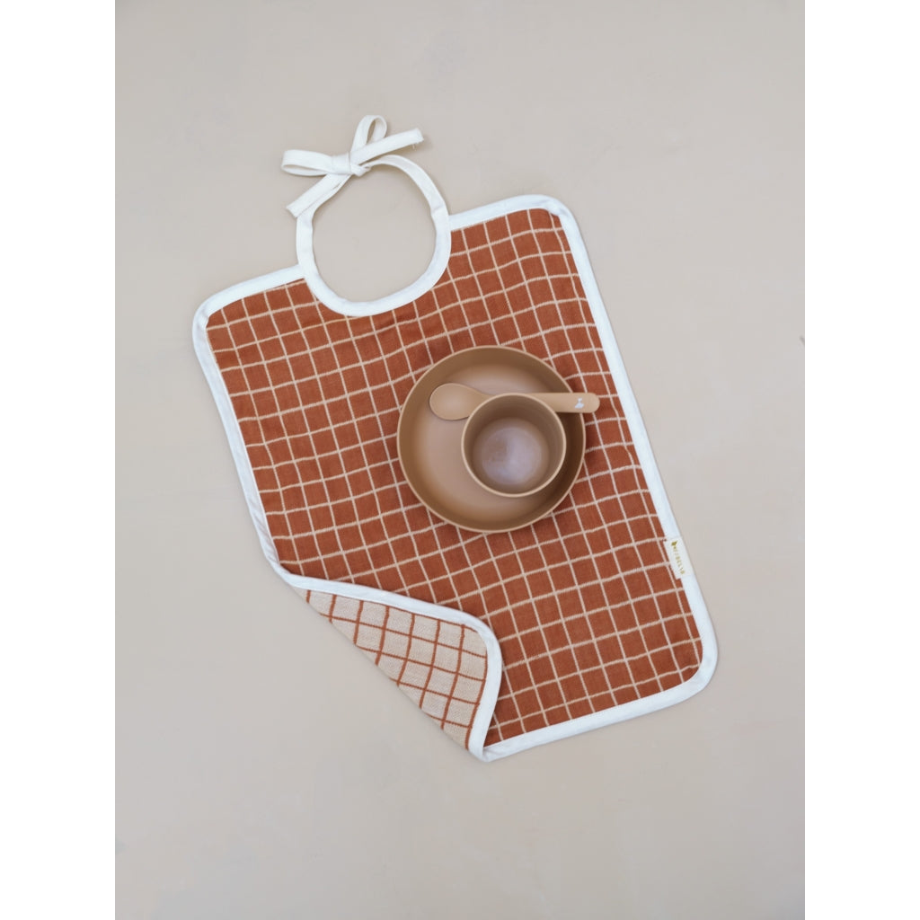 Fabelab Feeding Bib - Grid Hagesmække og savlesmække Cinnamon