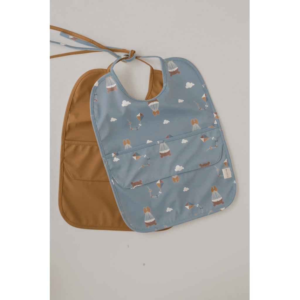 Fabelab Long Bib 2-pack - Little Flyers AOP Slate Hagesmække og savlesmække Wood Thrush