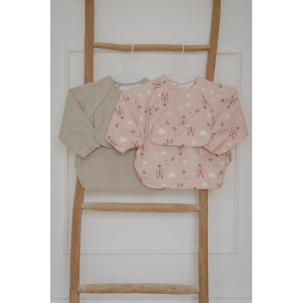 Fabelab Sleeve Bib 2-pack - Little Flyers AOP Ash Rose Hagesmække og savlesmække Oxford Tan