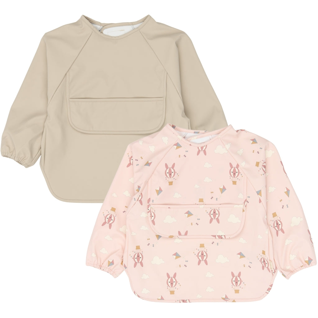 Fabelab Sleeve Bib 2-pack - Little Flyers AOP Ash Rose Hagesmække og savlesmække Oxford Tan