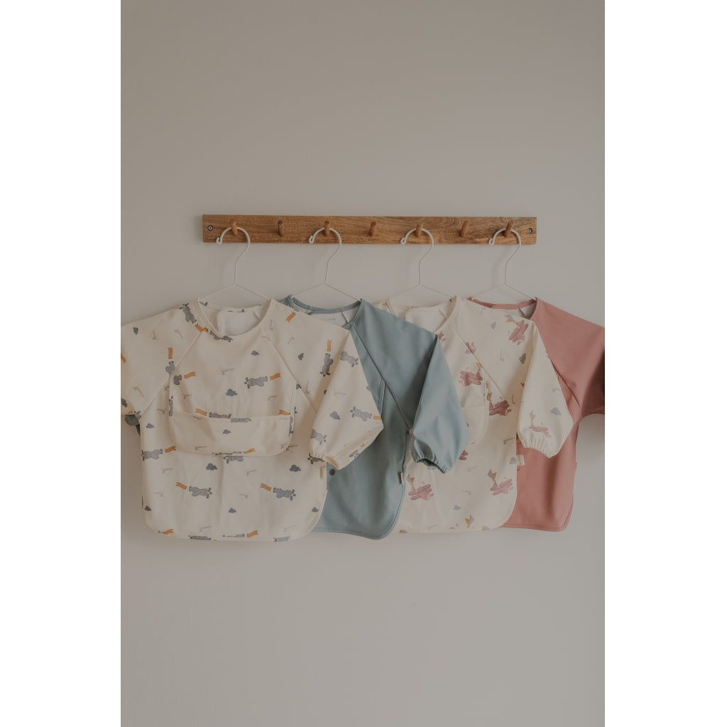 Fabelab Sleeve Bib 2-pack - Little Flyers AOP Slate Hagesmække og savlesmække